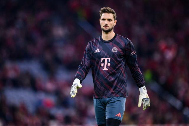 FILED - 01 November 2025, Bavaria, Munich: Bayern Munich goalkeeper Sven Ulreich walks on the pitch ahead of the German Bundesliga soccer match between Bayern Munich and Bayer Leverkusen at Allianz Arena. Sven Ulreich's return into the Bayern Munich goal for Saturday's Bundesliga match at Bayer Leverkusen will be far more than just a sporting matter. Photo: Tom Weller/dpa - WICHTIGER HINWEIS: Gemäß den Vorgaben der DFL Deutsche Fußball Liga bzw. des DFB Deutscher Fußball-Bund ist es untersagt, in dem Stadion und/oder vom Spiel angefertigte Fotoaufnahmen in Form von Sequenzbildern und/oder videoähnlichen Fotostrecken zu verwerten bzw. verwerten zu lassen.