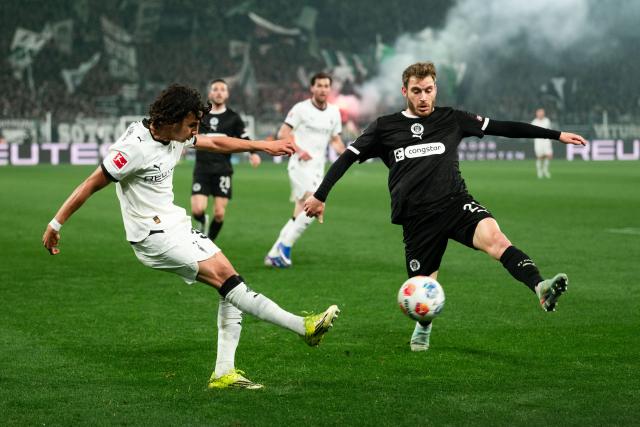 13 March 2026, North Rhine-Westphalia, Moenchengladbach: Gladbach's Wael Mohya and Pauli's Lars Ritzka in action during the German Bundesliga soccer match between Borussia Moenchengladbach and FC St. Pauli at the Borussia-Park Stadium. Photo: Marius Becker/dpa - IMPORTANT NOTICE: DFL and DFB regulations prohibit any use of photographs as image sequences and/or quasi-video.