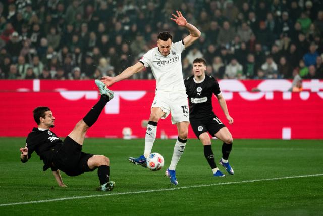 13 March 2026, North Rhine-Westphalia, Moenchengladbach: Gladbach's Haris Tabakovic (C) in action with Pauli's Hauke Wahl during the German Bundesliga soccer match between Borussia Moenchengladbach and FC St. Pauli at the Borussia-Park Stadium. Photo: Marius Becker/dpa - IMPORTANT NOTE: In accordance with the regulations of the DFL German Football League and the DFB German Football Association, it is prohibited to utilize or have utilized photographs taken in the stadium and/or of the match in the form of sequential images and/or video-like photo series.