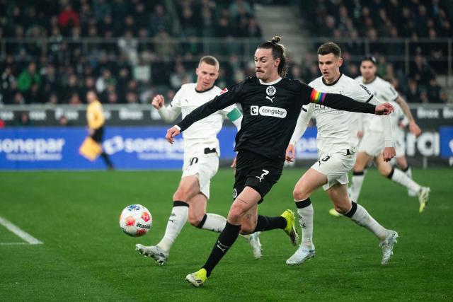 13 March 2026, North Rhine-Westphalia, Moenchengladbach: Pauli's Jackson Irvine in action during the German Bundesliga soccer match between Borussia Moenchengladbach and FC St. Pauli at the Borussia-Park Stadium. Photo: Marius Becker/dpa - IMPORTANT NOTICE: DFL and DFB regulations prohibit any use of photographs as image sequences and/or quasi-video.