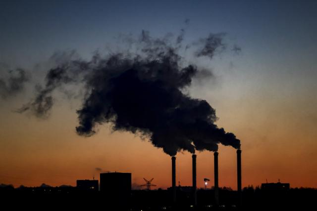 FILED - 07 December 2022, Schleswig-Holstein, Kiel: The smokestacks of the Kiel power plant smoke at sunrise. Germany only narrowly achieved its climate targets last year as the decline in climate-damaging emissions slowed down, according to official figures released on Saturday. Photo: Frank Molter/dpa