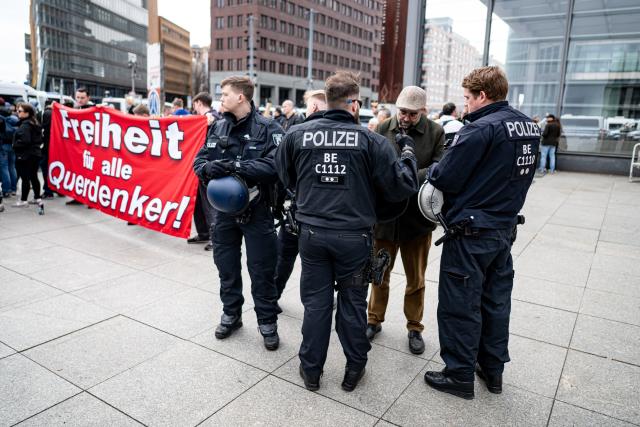14 March 2026, Berlin: Police officers detain a participant at a far-right demonstration held under the banner "Freedom for all political prisoners!" Photo: Fabian Sommer/dpa