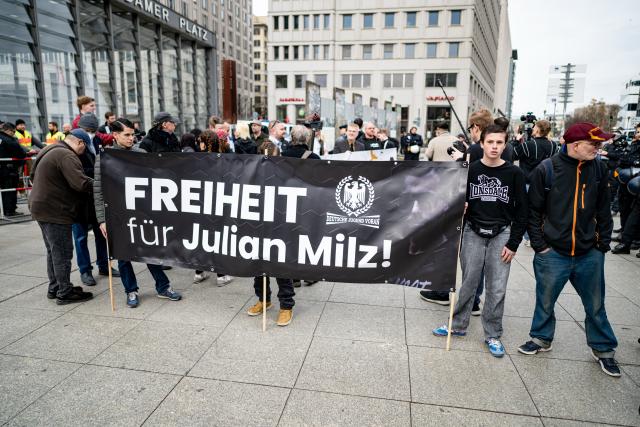 14 March 2026, Berlin: Participants at a far-right demonstration held under the banner "Freedom for All Political Prisoners!" carry a sign reading "Freedom for Julian Milz." Photo: Fabian Sommer/dpa