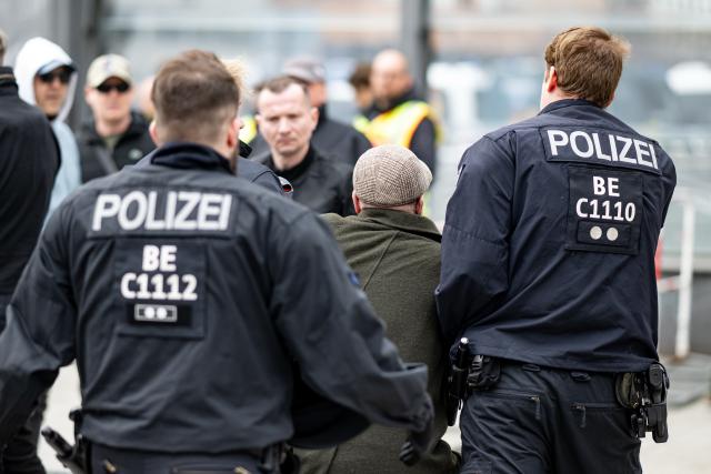 14 March 2026, Berlin: Police officers detain a participant at a far-right demonstration held under the banner "Freedom for all political prisoners!" Photo: Fabian Sommer/dpa