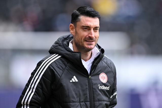 14 March 2026, Hesse, Frankfurt/M.: Eintracht Frankfurt coach Albert Riera walks on the pitch ahead of the German Bundesliga soccer match between Eintracht Frankfurt and 1. FC Heidenheim at Deutsche Bank Park. Photo: Florian Wiegand/dpa - WICHTIGER HINWEIS: Gemäß den Vorgaben der DFL Deutsche Fußball Liga bzw. des DFB Deutscher Fußball-Bund ist es untersagt, in dem Stadion und/oder vom Spiel angefertigte Fotoaufnahmen in Form von Sequenzbildern und/oder videoähnlichen Fotostrecken zu verwerten bzw. verwerten zu lassen.