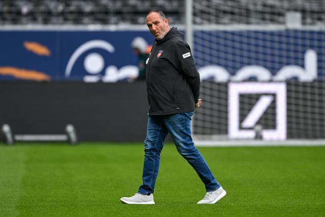 14 March 2026, Hesse, Frankfurt/M.: Heidenheim coach Frank Schmidt walks on the pitch ahead of the German Bundesliga soccer match between Eintracht Frankfurt and 1. FC Heidenheim at Deutsche Bank Park. Photo: Florian Wiegand/dpa - WICHTIGER HINWEIS: Gemäß den Vorgaben der DFL Deutsche Fußball Liga bzw. des DFB Deutscher Fußball-Bund ist es untersagt, in dem Stadion und/oder vom Spiel angefertigte Fotoaufnahmen in Form von Sequenzbildern und/oder videoähnlichen Fotostrecken zu verwerten bzw. verwerten zu lassen.
