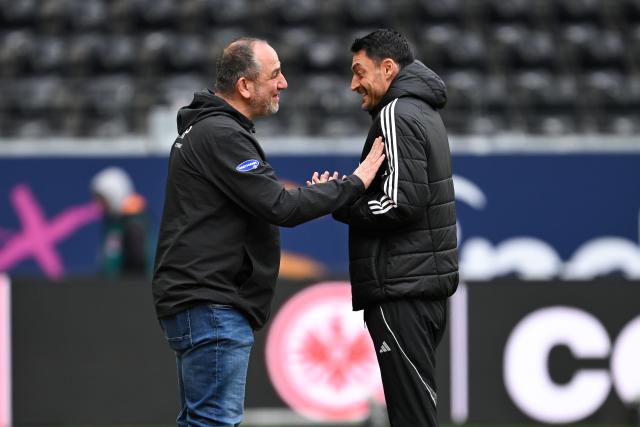 14 March 2026, Hesse, Frankfurt/M.: Heidenheim coach Frank Schmidt (L) speaks with Eintracht Frankfurt coach Albert Riera ahead of the German Bundesliga soccer match between Eintracht Frankfurt and 1. FC Heidenheim at Deutsche Bank Park. Photo: Florian Wiegand/dpa - WICHTIGER HINWEIS: Gemäß den Vorgaben der DFL Deutsche Fußball Liga bzw. des DFB Deutscher Fußball-Bund ist es untersagt, in dem Stadion und/oder vom Spiel angefertigte Fotoaufnahmen in Form von Sequenzbildern und/oder videoähnlichen Fotostrecken zu verwerten bzw. verwerten zu lassen.