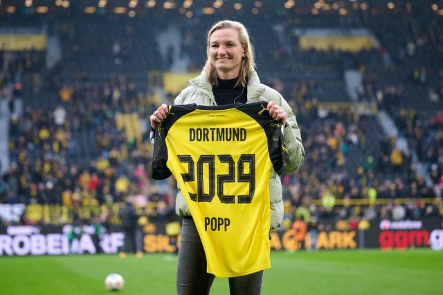 14 March 2026, North Rhine-Westphalia, Dortmund: Alexandra Popp is introduced as a new signing for the BVB women's team ahead of the German Bundesliga soccer match between Borussia Dortmund and FC Augsburg at Signal Iduna Park. Photo: Bernd Thissen/dpa - WICHTIGER HINWEIS: Gemäß den Vorgaben der DFL Deutsche Fußball Liga bzw. des DFB Deutscher Fußball-Bund ist es untersagt, in dem Stadion und/oder vom Spiel angefertigte Fotoaufnahmen in Form von Sequenzbildern und/oder videoähnlichen Fotostrecken zu verwerten bzw. verwerten zu lassen.