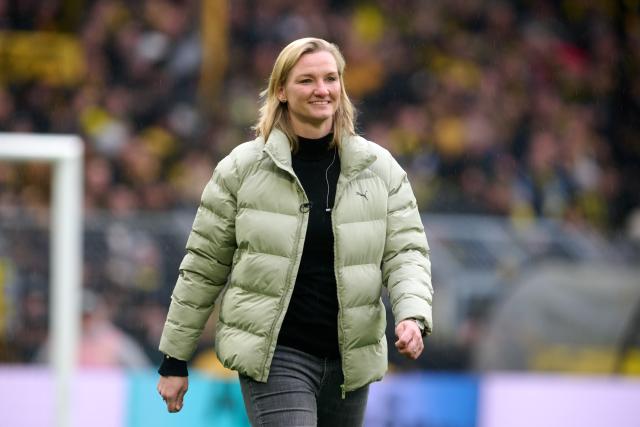 14 March 2026, North Rhine-Westphalia, Dortmund: Alexandra Popp is introduced as a new signing for the BVB women's team ahead of the German Bundesliga soccer match between Borussia Dortmund and FC Augsburg at Signal Iduna Park. Photo: Bernd Thissen/dpa - WICHTIGER HINWEIS: Gemäß den Vorgaben der DFL Deutsche Fußball Liga bzw. des DFB Deutscher Fußball-Bund ist es untersagt, in dem Stadion und/oder vom Spiel angefertigte Fotoaufnahmen in Form von Sequenzbildern und/oder videoähnlichen Fotostrecken zu verwerten bzw. verwerten zu lassen.