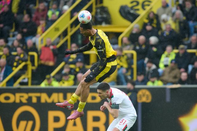 14 March 2026, North Rhine-Westphalia, Dortmund: Dortmund's Felix Nmecha and Augsburg's Keven Schlotterbeck in action during the German Bundesliga soccer match between Borussia Dortmund and FC Augsburg at Signal Iduna Park. Photo: Bernd Thissen/dpa - IMPORTANT NOTICE: DFL and DFB regulations prohibit any use of photographs as image sequences and/or quasi-video.