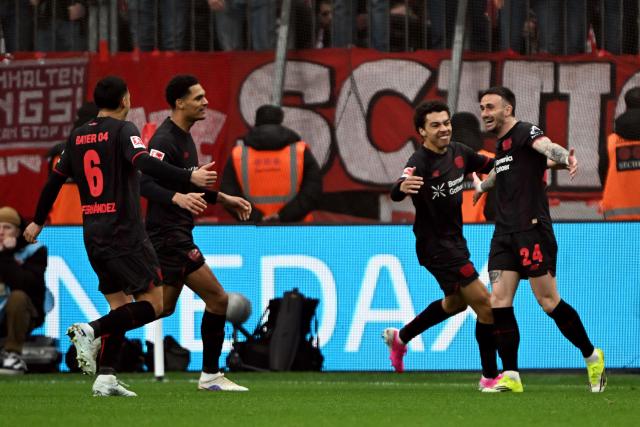 14 March 2026, Leverkusen: Leverkusen's Aleix Garcia (R) celebrates scoring his side's first goal with his teammates during the German Bundesliga soccer match between Bayer 04 Leverkusen and FC Bayern Munich at the BayArena. Photo: Federico Gambarini/dpa - IMPORTANT NOTICE: DFL and DFB regulations prohibit any use of photographs as image sequences and/or quasi-video.