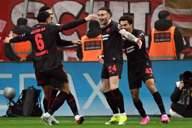 14 March 2026, Leverkusen: Leverkusen's Aleix Garcia (2nd R) celebrates scoring his side's first goal with his teammates during the German Bundesliga soccer match between Bayer 04 Leverkusen and FC Bayern Munich at the BayArena. Photo: Federico Gambarini/dpa - IMPORTANT NOTICE: DFL and DFB regulations prohibit any use of photographs as image sequences and/or quasi-video.