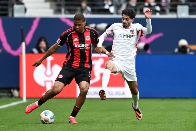 14 March 2026, Hesse, Frankfurt/M.: Frankfurt's Aurele Amenda and Heidenheim's Eren Dinkci battle for the ball during the German Bundesliga soccer match between Eintracht Frankfurt and 1. FC Heidenheim at Deutsche Bank Park. Photo: Florian Wiegand/dpa - IMPORTANT NOTICE: DFL and DFB regulations prohibit any use of photographs as image sequences and/or quasi-video.