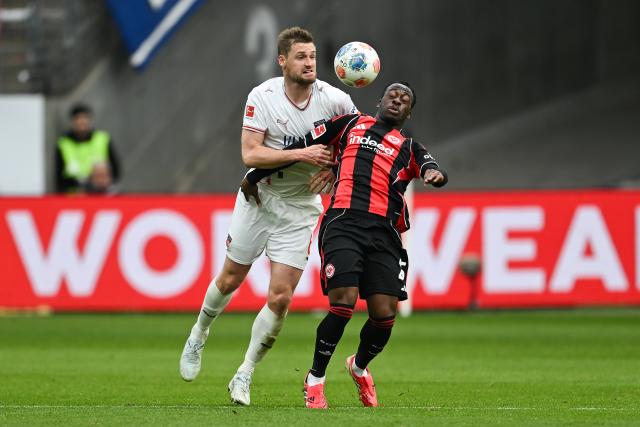 14 March 2026, Hesse, Frankfurt/M.: Heidenheim's Patrick Mainka (L) and Frankfurt's Arnaud Kalimuendo battle for the ball during the German Bundesliga soccer match between Eintracht Frankfurt and 1. FC Heidenheim at Deutsche Bank Park. Photo: Florian Wiegand/dpa - IMPORTANT NOTICE: DFL and DFB regulations prohibit any use of photographs as image sequences and/or quasi-video.