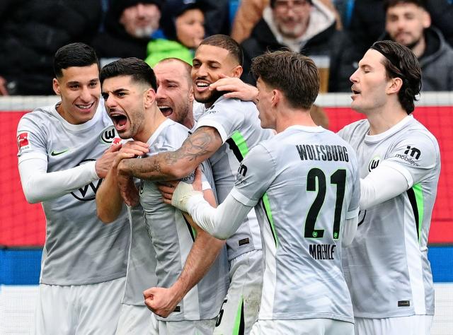 14 March 2026, Baden-Württemberg, Sinsheim: Wolfsburg's Konstantinos Koulierakis (2nd L) celebrates scoring his side's first goal with teammates during the German Bundesliga soccer match between TSG 1899 Hoffenheim and VfL Wolfsburg at the PreZero Arena. Photo: Uwe Anspach/dpa - IMPORTANT NOTICE: DFL and DFB regulations prohibit any use of photographs as image sequences and/or quasi-video.