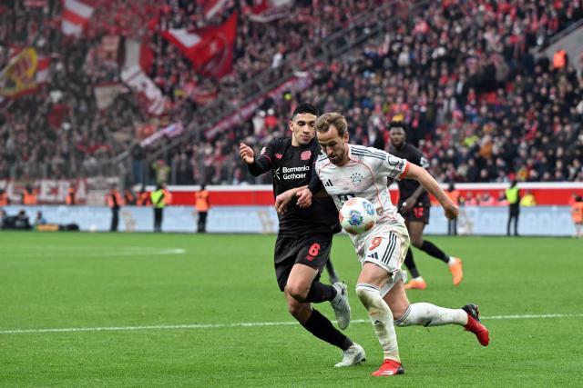 14 March 2026, Leverkusen: Leverkusen's Ezequiel Fernandez (L) and Munich's Harry Kane battle for the ball during the German Bundesliga soccer match between Bayer 04 Leverkusen and FC Bayern Munich at the BayArena. Photo: Federico Gambarini/dpa - IMPORTANT NOTICE: DFL and DFB regulations prohibit any use of photographs as image sequences and/or quasi-video.
