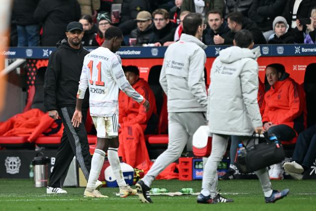 14 March 2026, Leverkusen: Bayern Munich coach Vincent Kompany watches as Nicolas Jackson leaves the pitch after his red card during the German Bundesliga soccer match between Bayer 04 Leverkusen and FC Bayern Munich at the BayArena. Photo: Federico Gambarini/dpa - IMPORTANT NOTICE: DFL and DFB regulations prohibit any use of photographs as image sequences and/or quasi-video.