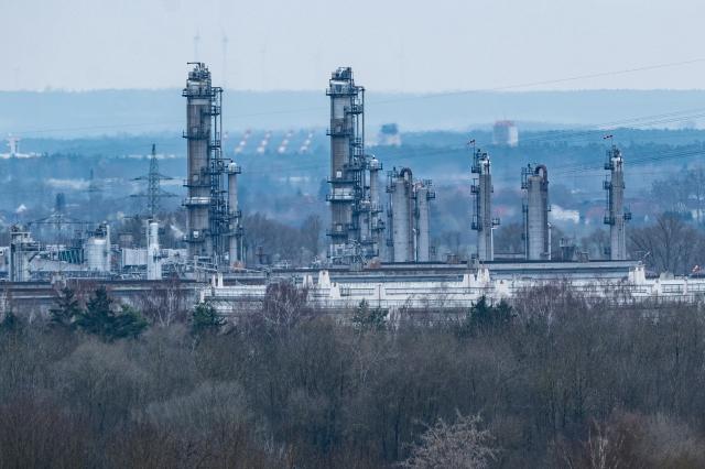 15 March 2026, Bavaria, Vohburg An Der Donau: Industrial facilities at the Bayernoil refinery can be seen on the premises. The site is one of the larger refineries in Germany and processes crude oil into fuels, heating oil, and petrochemical feedstocks. Photo: Armin Weigel/dpa
