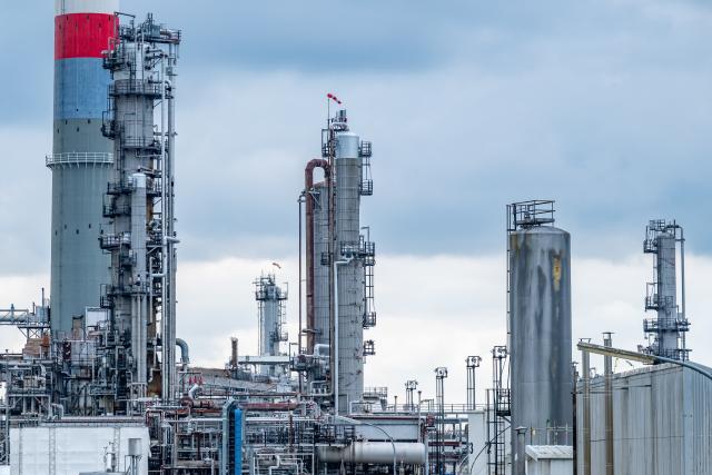 15 March 2026, Bavaria, Vohburg An Der Donau: Industrial facilities at the Bayernoil refinery can be seen on the premises. The site is one of the larger refineries in Germany and processes crude oil into fuels, heating oil, and petrochemical feedstocks. Photo: Armin Weigel/dpa