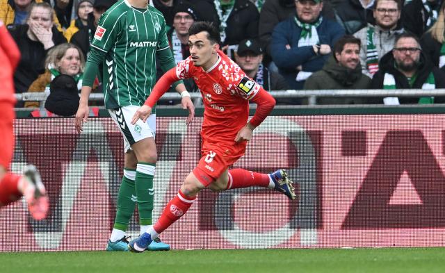 15 March 2026, Bremen: Mainz's Paul Nebel celebrates scoring his side's first goal during the German Bundesliga soccer match between Werder Bremen and FSV Mainz 05 at Weserstadion. Photo: Carmen Jaspersen/dpa - WICHTIGER HINWEIS: Gemäß den Vorgaben der DFL Deutsche Fußball Liga bzw. des DFB Deutscher Fußball-Bund ist es untersagt, in dem Stadion und/oder vom Spiel angefertigte Fotoaufnahmen in Form von Sequenzbildern und/oder videoähnlichen Fotostrecken zu verwerten bzw. verwerten zu lassen.