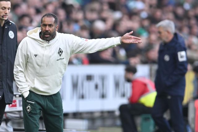 15 March 2026, Bremen: Werder Bremen coach Daniel Thioune gestures on the sideline during the German Bundesliga soccer match between Werder Bremen and FSV Mainz 05 at Weserstadion. Photo: Carmen Jaspersen/dpa - WICHTIGER HINWEIS: Gemäß den Vorgaben der DFL Deutsche Fußball Liga bzw. des DFB Deutscher Fußball-Bund ist es untersagt, in dem Stadion und/oder vom Spiel angefertigte Fotoaufnahmen in Form von Sequenzbildern und/oder videoähnlichen Fotostrecken zu verwerten bzw. verwerten zu lassen.