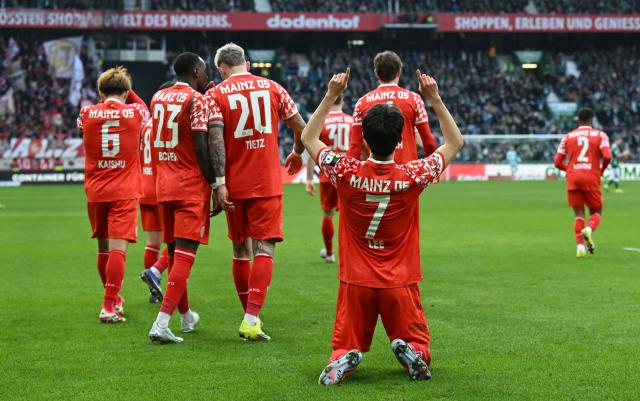 15 March 2026, Bremen: Mainz's Jae-sung Lee celebrates scoring his side's second goal during the German Bundesliga soccer match between Werder Bremen and FSV Mainz 05 at Weserstadion. Photo: Carmen Jaspersen/dpa - WICHTIGER HINWEIS: Gemäß den Vorgaben der DFL Deutsche Fußball Liga bzw. des DFB Deutscher Fußball-Bund ist es untersagt, in dem Stadion und/oder vom Spiel angefertigte Fotoaufnahmen in Form von Sequenzbildern und/oder videoähnlichen Fotostrecken zu verwerten bzw. verwerten zu lassen.