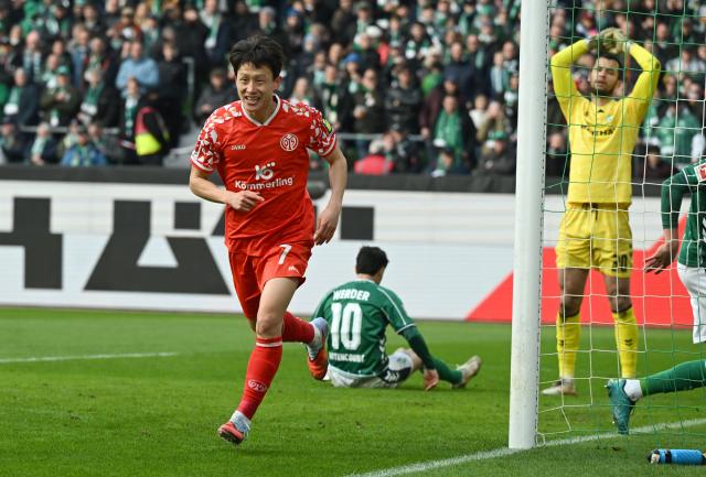 15 March 2026, Bremen: Mainz's Jae-sung Lee celebrates scoring his side's second goal during the German Bundesliga soccer match between Werder Bremen and FSV Mainz 05 at Weserstadion. Photo: Carmen Jaspersen/dpa - WICHTIGER HINWEIS: Gemäß den Vorgaben der DFL Deutsche Fußball Liga bzw. des DFB Deutscher Fußball-Bund ist es untersagt, in dem Stadion und/oder vom Spiel angefertigte Fotoaufnahmen in Form von Sequenzbildern und/oder videoähnlichen Fotostrecken zu verwerten bzw. verwerten zu lassen.