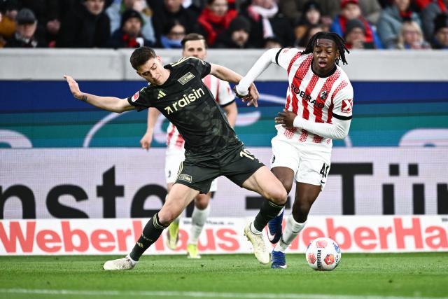 15 March 2026, Baden-Wuerttemberg, Freiburg im Breisgau: Union Berlin's Janik Haberer (L) and Freiburg's Johan Manzambi battle for the ball during the German Bundesliga soccer match between SC Freiburg and 1. FC Union Berlin at Europa-Park Stadium. Photo: Silas Stein/dpa - WICHTIGER HINWEIS: Gemäß den Vorgaben der DFL Deutsche Fußball Liga bzw. des DFB Deutscher Fußball-Bund ist es untersagt, in dem Stadion und/oder vom Spiel angefertigte Fotoaufnahmen in Form von Sequenzbildern und/oder videoähnlichen Fotostrecken zu verwerten bzw. verwerten zu lassen.