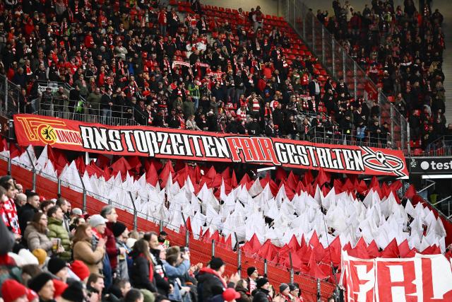 15 March 2026, Baden-Wuerttemberg, Freiburg im Breisgau: Union Berlin fans hold up a banner reading "Make kickoff times fair" before the German Bundesliga soccer match between SC Freiburg and 1. FC Union Berlin at Europa-Park Stadium. Photo: Silas Stein/dpa - WICHTIGER HINWEIS: Gemäß den Vorgaben der DFL Deutsche Fußball Liga bzw. des DFB Deutscher Fußball-Bund ist es untersagt, in dem Stadion und/oder vom Spiel angefertigte Fotoaufnahmen in Form von Sequenzbildern und/oder videoähnlichen Fotostrecken zu verwerten bzw. verwerten zu lassen.