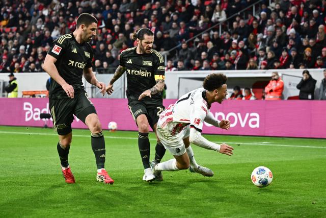 15 March 2026, Baden-Wuerttemberg, Freiburg im Breisgau: Freiburg's Derry Scherhant (R) is fouled by Union Berlin's Christopher Trimmel during the German Bundesliga soccer match between SC Freiburg and 1. FC Union Berlin at Europa-Park Stadium. Photo: Silas Stein/dpa - WICHTIGER HINWEIS: Gemäß den Vorgaben der DFL Deutsche Fußball Liga bzw. des DFB Deutscher Fußball-Bund ist es untersagt, in dem Stadion und/oder vom Spiel angefertigte Fotoaufnahmen in Form von Sequenzbildern und/oder videoähnlichen Fotostrecken zu verwerten bzw. verwerten zu lassen.