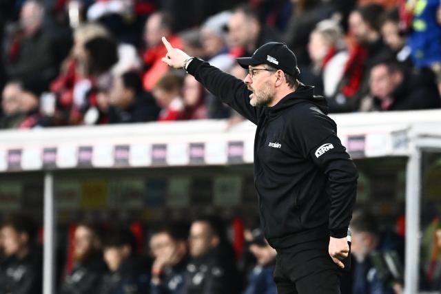 15 March 2026, Baden-Wuerttemberg, Freiburg im Breisgau: Union Berlin coach Steffen Baumgart gestures on the sidelines during the German Bundesliga soccer match between SC Freiburg and 1. FC Union Berlin at Europa-Park Stadium. Photo: Silas Stein/dpa - WICHTIGER HINWEIS: Gemäß den Vorgaben der DFL Deutsche Fußball Liga bzw. des DFB Deutscher Fußball-Bund ist es untersagt, in dem Stadion und/oder vom Spiel angefertigte Fotoaufnahmen in Form von Sequenzbildern und/oder videoähnlichen Fotostrecken zu verwerten bzw. verwerten zu lassen.