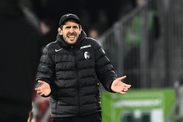 15 March 2026, Baden-Wuerttemberg, Freiburg im Breisgau: Freiburg coach Julian Schuster gestures on the sidelines during the German Bundesliga soccer match between SC Freiburg and 1. FC Union Berlin at Europa-Park Stadium. Photo: Silas Stein/dpa - WICHTIGER HINWEIS: Gemäß den Vorgaben der DFL Deutsche Fußball Liga bzw. des DFB Deutscher Fußball-Bund ist es untersagt, in dem Stadion und/oder vom Spiel angefertigte Fotoaufnahmen in Form von Sequenzbildern und/oder videoähnlichen Fotostrecken zu verwerten bzw. verwerten zu lassen.