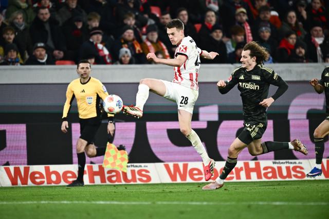 15 March 2026, Baden-Wuerttemberg, Freiburg im Breisgau: Freiburg's Matthias Ginter (L) and Union Berlin's Alex Kral battle for the ball during the German Bundesliga soccer match between SC Freiburg and 1. FC Union Berlin at Europa-Park Stadium. Photo: Silas Stein/dpa - WICHTIGER HINWEIS: Gemäß den Vorgaben der DFL Deutsche Fußball Liga bzw. des DFB Deutscher Fußball-Bund ist es untersagt, in dem Stadion und/oder vom Spiel angefertigte Fotoaufnahmen in Form von Sequenzbildern und/oder videoähnlichen Fotostrecken zu verwerten bzw. verwerten zu lassen.