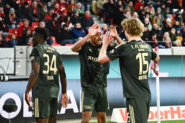 15 March 2026, Baden-Wuerttemberg, Freiburg im Breisgau: Berlin players celebrate their side's first goal during the German Bundesliga soccer match between SC Freiburg and 1. FC Union Berlin at Europa-Park Stadium. Photo: Silas Stein/dpa - WICHTIGER HINWEIS: Gemäß den Vorgaben der DFL Deutsche Fußball Liga bzw. des DFB Deutscher Fußball-Bund ist es untersagt, in dem Stadion und/oder vom Spiel angefertigte Fotoaufnahmen in Form von Sequenzbildern und/oder videoähnlichen Fotostrecken zu verwerten bzw. verwerten zu lassen.