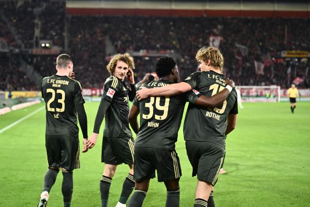 15 March 2026, Baden-Wuerttemberg, Freiburg im Breisgau: Berlin players celebrate their side's first goal during the German Bundesliga soccer match between SC Freiburg and 1. FC Union Berlin at Europa-Park Stadium. Photo: Silas Stein/dpa - WICHTIGER HINWEIS: Gemäß den Vorgaben der DFL Deutsche Fußball Liga bzw. des DFB Deutscher Fußball-Bund ist es untersagt, in dem Stadion und/oder vom Spiel angefertigte Fotoaufnahmen in Form von Sequenzbildern und/oder videoähnlichen Fotostrecken zu verwerten bzw. verwerten zu lassen.