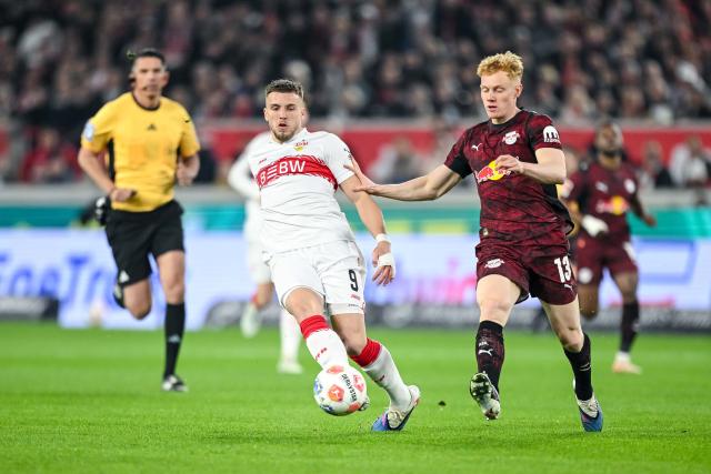 15 March 2026, Baden-Wuerttemberg, Stuttgart: Stuttgart's Ermedin Demirovic (L) and Leipzig's Nicolas Seiwald battle for the ball during the German Bundesliga soccer match between VfB Stuttgart and RB Leipzig at MHPArena. Photo: Harry Langer/dpa - WICHTIGER HINWEIS: Gemäß den Vorgaben der DFL Deutsche Fußball Liga bzw. des DFB Deutscher Fußball-Bund ist es untersagt, in dem Stadion und/oder vom Spiel angefertigte Fotoaufnahmen in Form von Sequenzbildern und/oder videoähnlichen Fotostrecken zu verwerten bzw. verwerten zu lassen.