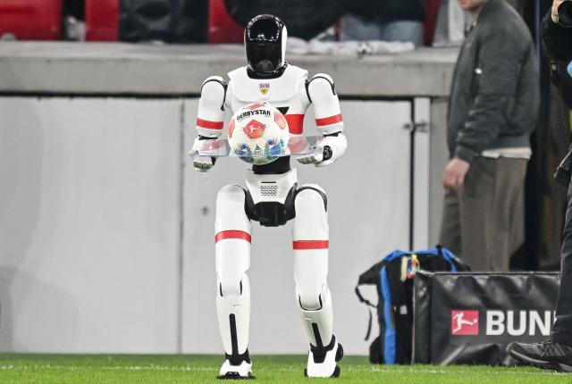15 March 2026, Baden-Wuerttemberg, Stuttgart: A robot brings the match ball onto the field before the German Bundesliga soccer match between VfB Stuttgart and RB Leipzig at MHPArena. Photo: Harry Langer/dpa - WICHTIGER HINWEIS: Gemäß den Vorgaben der DFL Deutsche Fußball Liga bzw. des DFB Deutscher Fußball-Bund ist es untersagt, in dem Stadion und/oder vom Spiel angefertigte Fotoaufnahmen in Form von Sequenzbildern und/oder videoähnlichen Fotostrecken zu verwerten bzw. verwerten zu lassen.