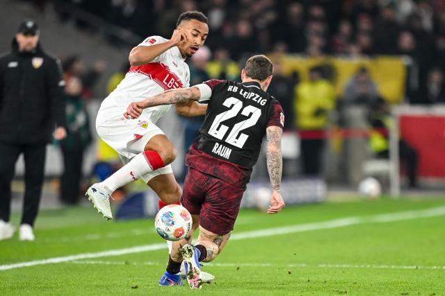 15 March 2026, Baden-Wuerttemberg, Stuttgart: Stuttgart's Jamie Leweling (L) and Leipzig's David Raum battle for the ball during the German Bundesliga soccer match between VfB Stuttgart and RB Leipzig at MHPArena. Photo: Harry Langer/dpa - WICHTIGER HINWEIS: Gemäß den Vorgaben der DFL Deutsche Fußball Liga bzw. des DFB Deutscher Fußball-Bund ist es untersagt, in dem Stadion und/oder vom Spiel angefertigte Fotoaufnahmen in Form von Sequenzbildern und/oder videoähnlichen Fotostrecken zu verwerten bzw. verwerten zu lassen.