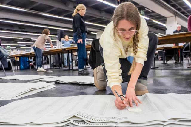 15 March 2026, Hesse, Frankfurt/Main: Officials count ballots at the mail-in voting center in the exhibition halls for the local elections in Hesse. Photo: Andreas Arnold/dpa