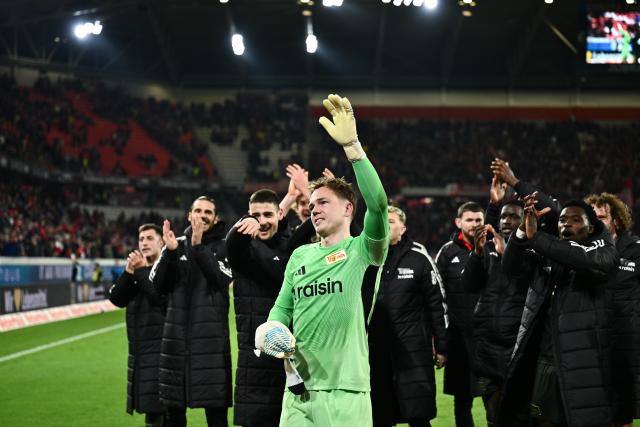 15 March 2026, Baden-Wuerttemberg, Freiburg im Breisgau: Union Berlin goalkeeper Matheo Raab (C) and teammates celebrate with fans after the German Bundesliga soccer match between SC Freiburg and 1. FC Union Berlin at Europa-Park Stadium. Photo: Silas Stein/dpa - WICHTIGER HINWEIS: Gemäß den Vorgaben der DFL Deutsche Fußball Liga bzw. des DFB Deutscher Fußball-Bund ist es untersagt, in dem Stadion und/oder vom Spiel angefertigte Fotoaufnahmen in Form von Sequenzbildern und/oder videoähnlichen Fotostrecken zu verwerten bzw. verwerten zu lassen.
