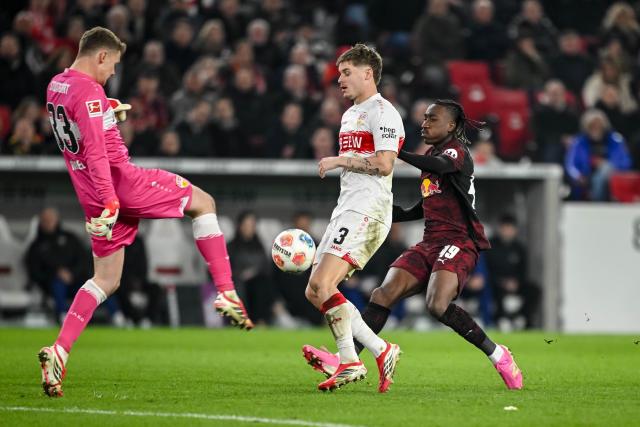 15 March 2026, Baden-Wuerttemberg, Stuttgart: Stuttgart goalkeeper Alexander Nuebel (L)and Ramon Hendriks (C) battle for the ball with Leipzig's Yan Diomande during the German Bundesliga soccer match between VfB Stuttgart and RB Leipzig at MHPArena. Photo: Harry Langer/dpa - WICHTIGER HINWEIS: Gemäß den Vorgaben der DFL Deutsche Fußball Liga bzw. des DFB Deutscher Fußball-Bund ist es untersagt, in dem Stadion und/oder vom Spiel angefertigte Fotoaufnahmen in Form von Sequenzbildern und/oder videoähnlichen Fotostrecken zu verwerten bzw. verwerten zu lassen.