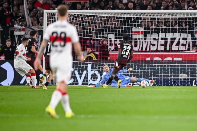 15 March 2026, Baden-Wuerttemberg, Stuttgart: Stuttgart's Deniz Undav (L) scores his side's first goal during the German Bundesliga soccer match between VfB Stuttgart and RB Leipzig at MHPArena. Photo: Harry Langer/dpa - WICHTIGER HINWEIS: Gemäß den Vorgaben der DFL Deutsche Fußball Liga bzw. des DFB Deutscher Fußball-Bund ist es untersagt, in dem Stadion und/oder vom Spiel angefertigte Fotoaufnahmen in Form von Sequenzbildern und/oder videoähnlichen Fotostrecken zu verwerten bzw. verwerten zu lassen.
