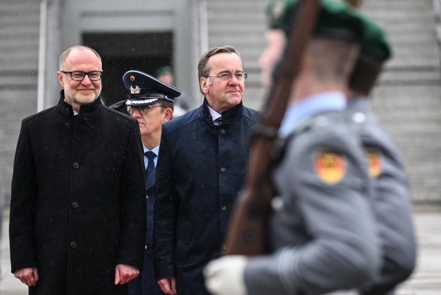 16 March 2026, Berlin: Boris Pistorius (R), German Minister of Defense, receives Latvian Defense Minister Andris Spruds on his inaugural visit with military honors. Photo: Britta Pedersen/dpa