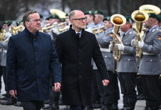 16 March 2026, Berlin: Boris Pistorius (L), German Minister of Defense, receives Latvian Defense Minister Andris Spruds on his inaugural visit with military honors. Photo: Britta Pedersen/dpa