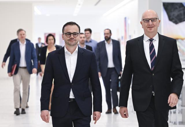 16 March 2026, Brandenburg, Potsdam: Jan Redmann (L), Chairman of the Brandenburg CDU, and Dietmar Woidke, Minister President of Brandenburg, arrive for the signing of the Brandenburg coalition agreement. Photo: Jens Kalaene/dpa