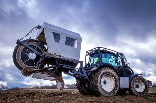 16 March 2026, Mecklenburg-Western Pomerania, Eickelberg: A new planting machine for afforestation is being used by the Guestrow Garden, Landscape, and Forestry Company (GALAFO) on a future forest site. The planting of cuttings is combined with deep soil loosening, thereby combining multiple work steps and eliminating the need to drive over the area multiple times. Photo: Jens Büttner/dpa