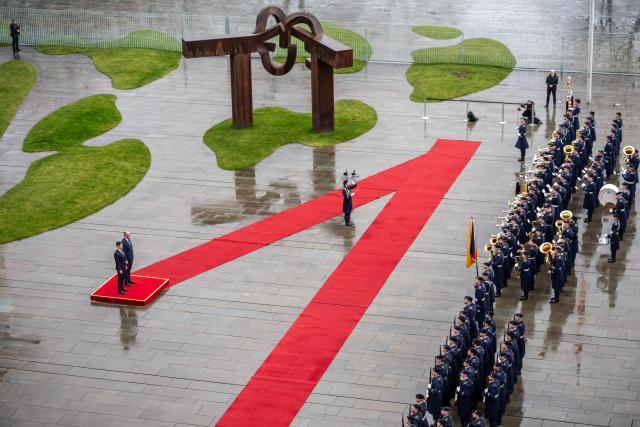 16 March 2026, Berlin: German Chancellor Friedrich Merz welcomes Dutch Prime Minister Rob Jetten (L) at the Federal Chancellery ahead of their meeting. Photo: Michael Kappeler/dpa