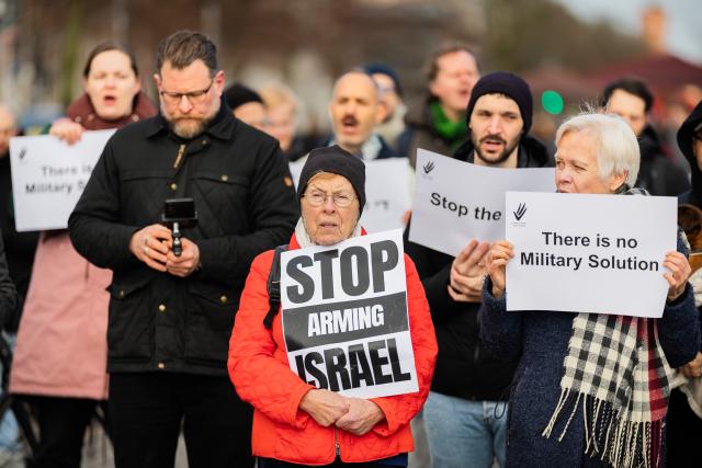 16 March 2026, Berlin: People take part in a protest at the Brandenburg Gate under the slogan "Stop the US-Israeli War of Aggression" and calls for an immediate end to the attacks in Iran and Lebanon. Photo: Christoph Soeder/dpa