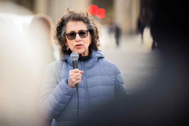 16 March 2026, Berlin: German philosopher Susan Neiman speaks at a protest at the Brandenburg Gate under the slogan "Stop the US-Israeli War of Aggression" and calls for an immediate end to the attacks in Iran and Lebanon. Photo: Christoph Soeder/dpa