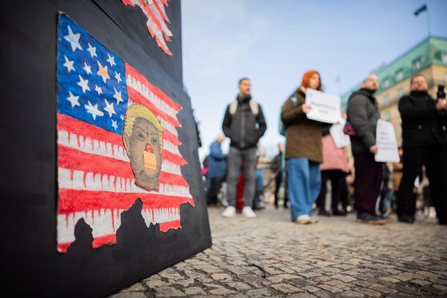 16 March 2026, Berlin: People take part in a protest at the Brandenburg Gate under the slogan "Stop the US-Israeli War of Aggression" and calls for an immediate end to the attacks in Iran and Lebanon. Photo: Christoph Soeder/dpa